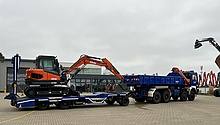 Das THW Bremen-Mitte übernimmt den Transport eines gespendeten Baggers der Firma ATLAS für die Hilfe im Erdebengebiet